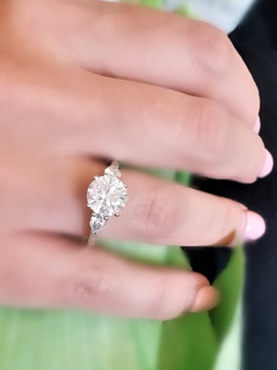 Three stone round diamond ring online