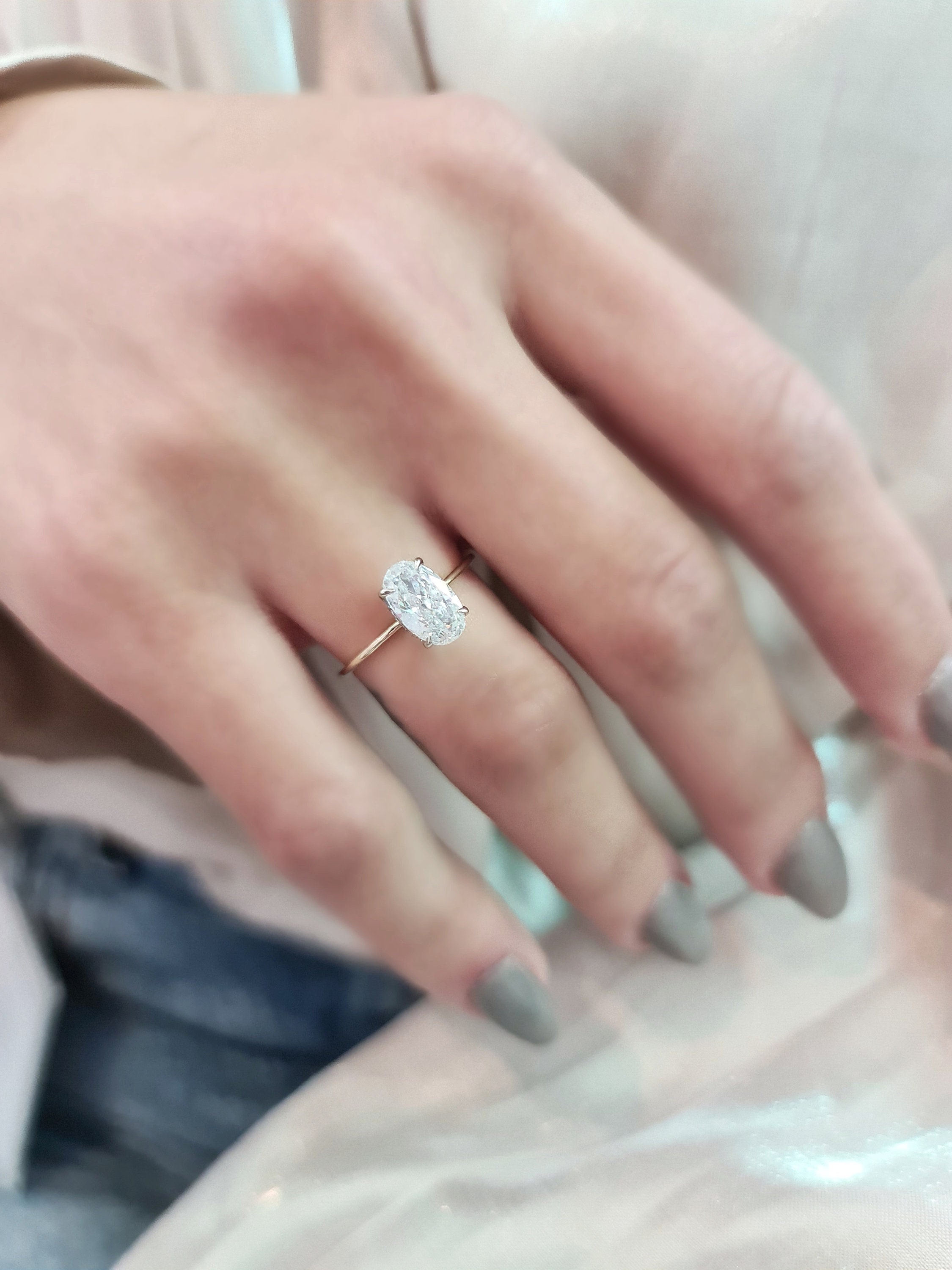 Round Diamond Sizes on Hand | Round diamond engagement rings, Custom diamond  engagement rings, Classic diamond engagement ring