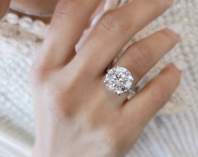 This Victorian style cathedral setting features a unique single prong 0.50 carats diamond halo and is set with a 3 carat center oval cut diamond