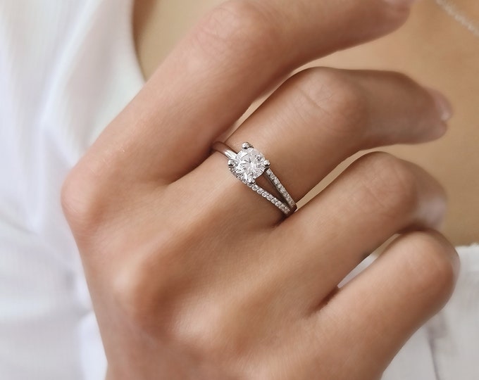 This Classic twisted band diamond setting features a 1 carat Round Cut IGI Certified CVD Lab Grown Diamond & 0.30 carats side diamonds