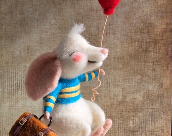 mouse traveler, needle felted mouse doll, mouse ornament, felt animal, mouse doll, mouse gift, balloon mouse with a suitcase, flying mouse