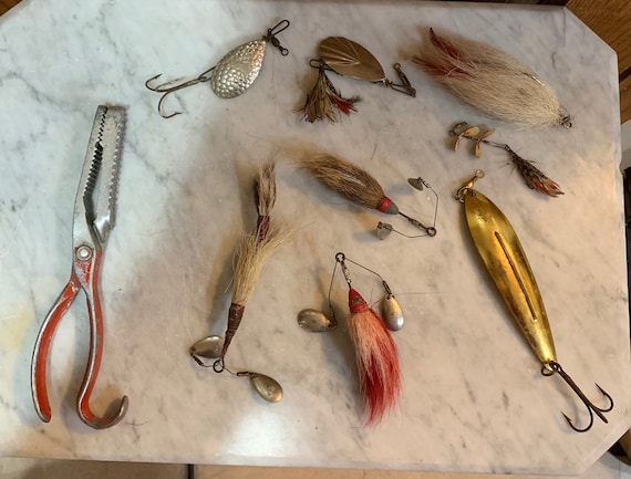 8 Vintage/antique Fishing Lures and Fish Gripper. Pflueger, 4 Brothers,  William Wabler, Shannon Brands -  Israel