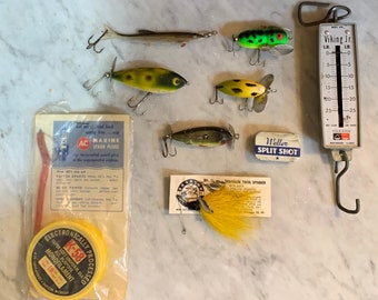 Vintage Fishing Lure Kit, 6 Lures, 1 Scale, Split Shots, Fishing Line  Advertisement Kit 