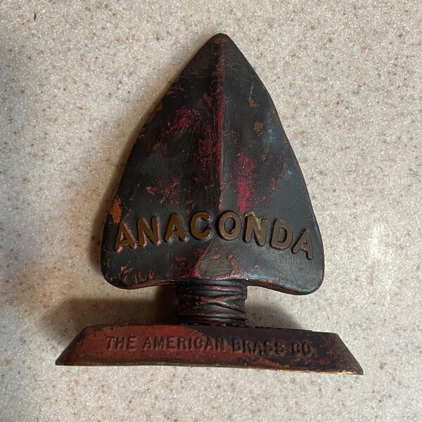 Pisapapeles con punta de flecha de la antigua Anaconda Copper Company, de la mina al consumidor, 1922-1959.
