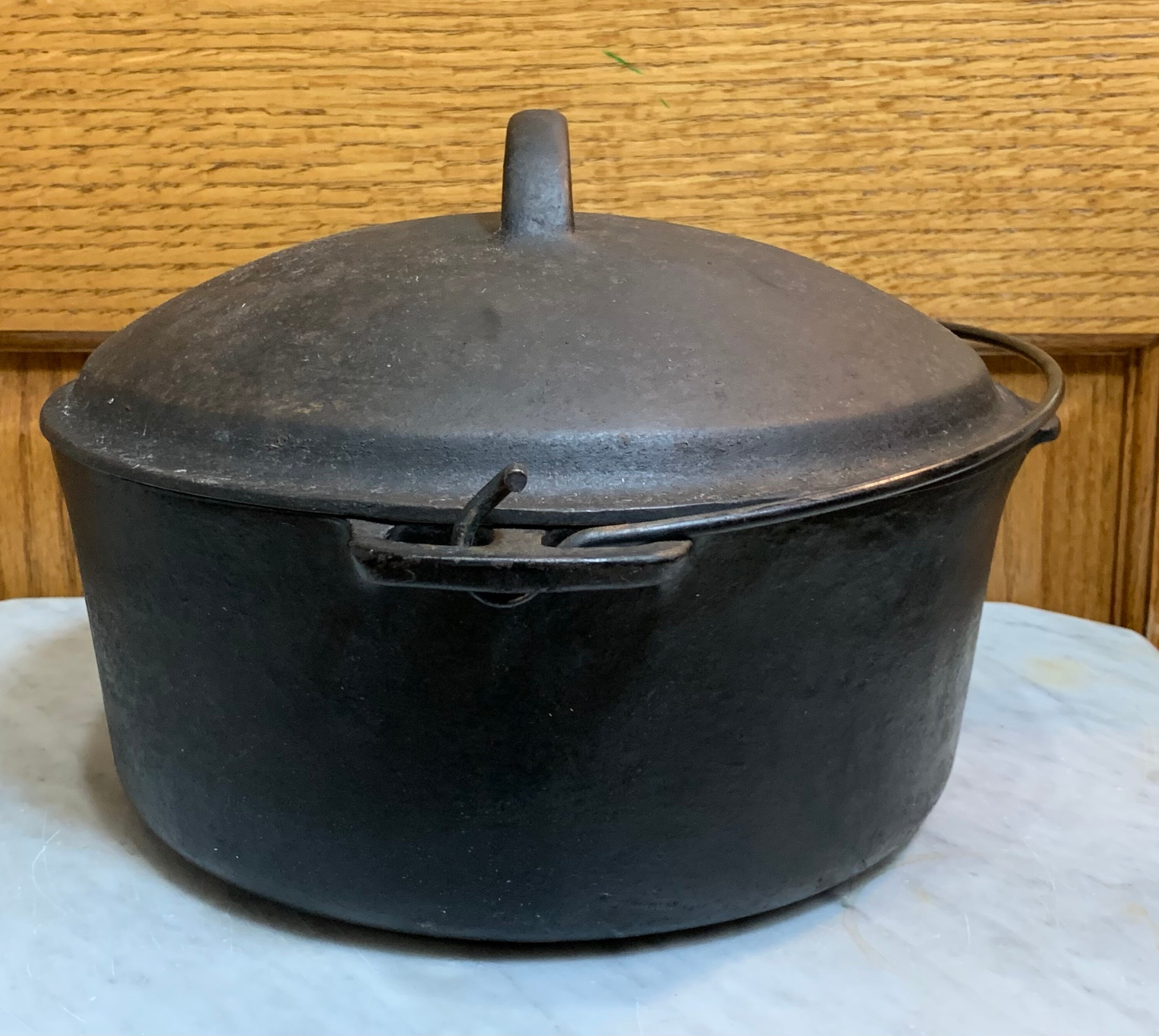 vintage no. 8 Cast Iron Dutch Oven Pot w lid bail handle USA no