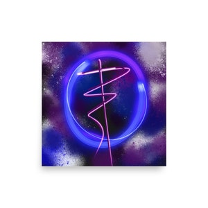 Könnte beinhalten: Abstrakte digitale Kunst mit einer pinken Neonlinie, die ein Symbol innerhalb eines blauen Neonkreises auf einem dunkelblauen und violetten Hintergrund mit weißen Flecken bildet.