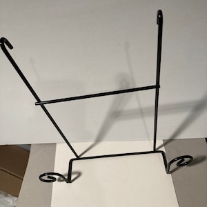 Plate Hanger Black for wire grid panel.  Fits 7 3/4&quot; to 9&quot; dia. plates      PH320B