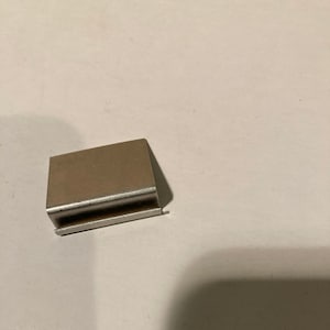 Mini suporte de 3,8 cm x 3,8 cm. Alumínio. Segure e exiba etiquetas de preço, fotos, cartões, etc.