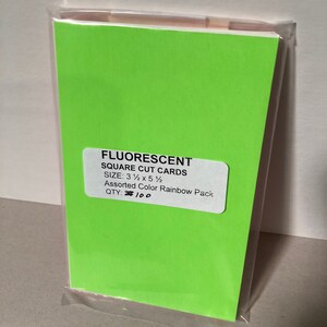 100 cartes découpées carrées fluorescentes assorties 3 1/2 x 5 1/2.     FSC35