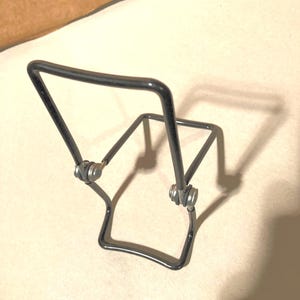 Adjustable Easel vinyl coated wire 2 1/2 x1 x5 1/4&quot;     3cb