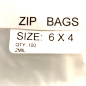 Puede incluir: Etiqueta blanca con texto negro que dice "ZIP BAGS SIZE: 6 X 4 QTY: 100 2MIL".