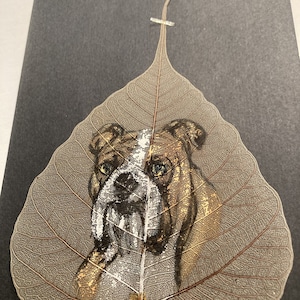 ¿Quién es el perro?. Pintado a mano en una hoja de árbol real.                                    Hoja57dogfrost