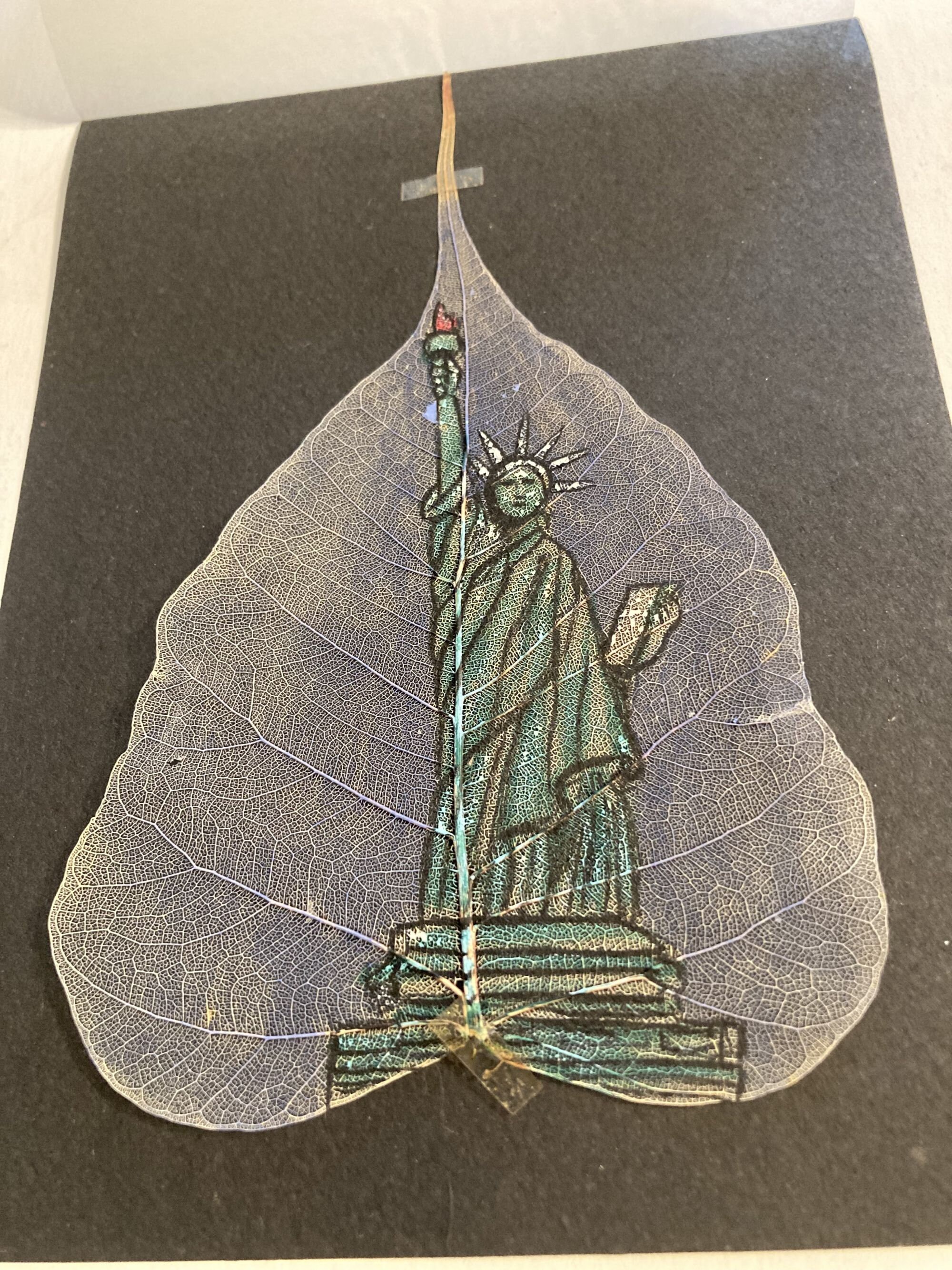 自由の女神像。本物の木の葉に手描き。Leaf17liberty - Etsy 日本