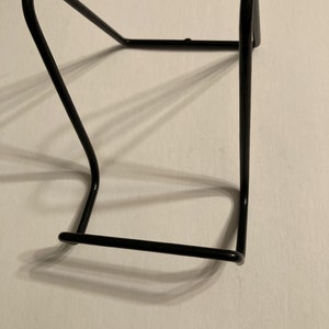 Easel 4&quot; Black 3 3/4&quot; x 5 1/2&quot; x 4&quot;. Heavy Vinyl Coated wire     e4b