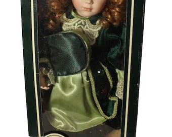 Lot de 2 poupées fille Geppedo Fairy Tale Series, cheveux roux, porcelaine, Susanah, robe vert émeraude, noeud 16 po. Style irlandais vintage