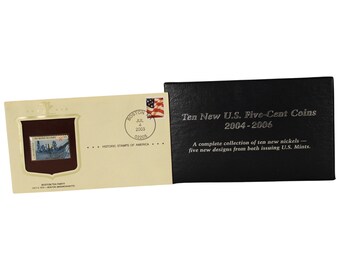 Può includere: Una custodia in pelle nera con lettere dorate che recitano "Ten New U.S. Five-Cent Coins 2004-2006". La custodia contiene una collezione completa di dieci nuovi nickel - cinque nuovi design da entrambe le zecche degli Stati Uniti.
