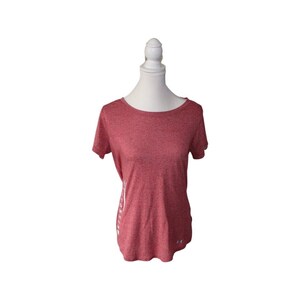 Women&#39;s Under Armour Heatgear Threadborne Medium Athletic Active Wear Pink Short Sleeve T-Shirt Wisconsin Badgers USA Football Fan Apparel