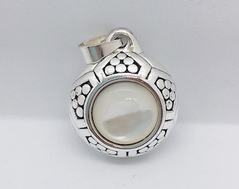 2 Mini Pendentifs Avec Nacre Et Opale – Monture Argentée – Occasion