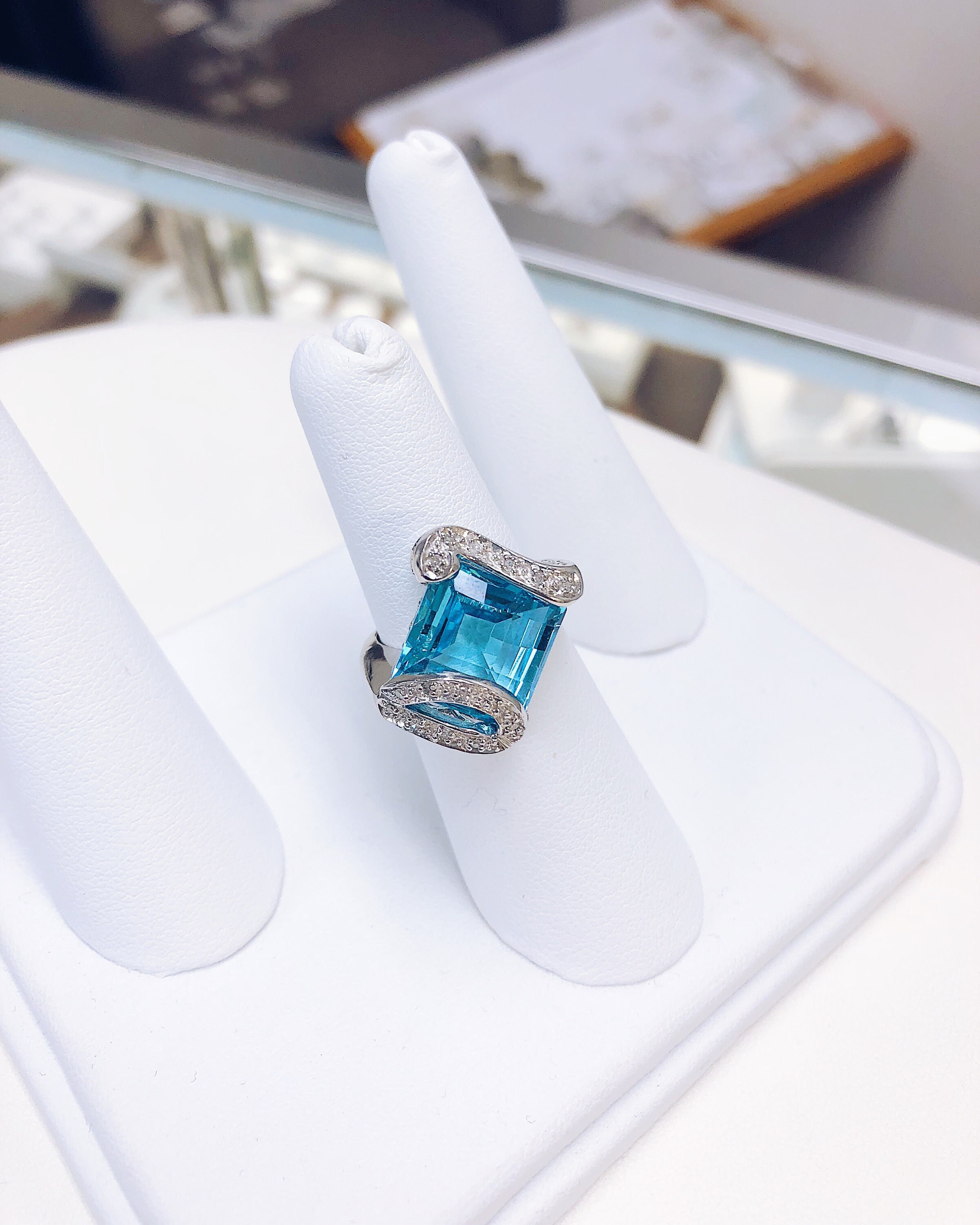 Peora ガーネット リング 女性用 14K ホワイトゴールド ホワイトトパーズ付き 天然宝石 誕生石 1.25カラット ラウンド型 6.5mm ヘイローデザイン サイズ5~9, 貴 Peora ガーネット リング 女性用 14K ホワイトゴールド ホワイト