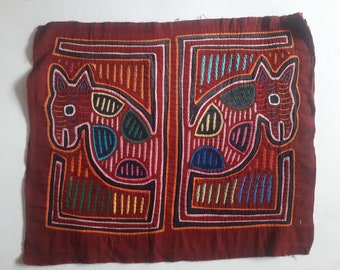 パナマのカラフルな鳥のモラ。グナ ヤラ族の女性の刺繍。パナマのサン