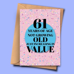 Drôle de carte d’anniversaire de 61 ans 61 ans ne vieillit pas juste en valeur pour elle, carte d’anniversaire femme A5 - 5.8x8.3inch avec enveloppe