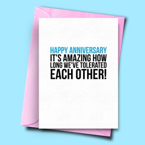 Tarjeta de aniversario divertido, es increíble cómo nos hemos tolerado unos a otros!, tarjeta de día de matrimonio, tarjeta de compromiso, novio, novia, marido,
