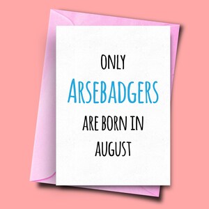 Sólo Arsebadgers nacen en agosto, para ella, para él, agosto divertido tarjeta de cumpleaños, tarjeta de hermano, tarjeta divertida para el compañero, tarjeta de cumpleaños de papá