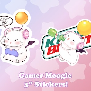 Könnte beinhalten: Zwei 7,6 cm große Vinyl-Aufkleber mit einem weißen Moogle-Charakter mit rosa Ohren und Flügeln. Ein Aufkleber zeigt den Moogle, der einen blauen Videospiel-Controller hält, mit einer Sprechblase, die "But did you DIE! Kupo?" sagt. Der andere Aufkleber zeigt den Moogle, der eine grüne Sodadosen hält, mit dem Text "K-Blast" in Rot und Weiß.
