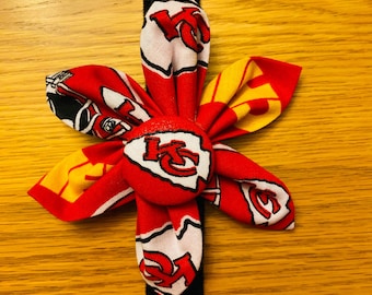 Flor de perro de los Kansas City Chiefs; autoadhesiva