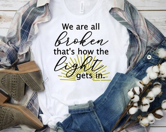 We zijn allemaal gebroken dat is hoe het licht krijgt in t-shirt Hemingway offerte shirt christelijk geloof t-shirt Unisex Short Sleeve Tee Jezus shirt