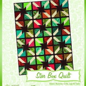 Puede incluir: Un patrón de colcha llamado "Star Box Quilt" con un diseño de patchwork colorido. La colcha está hecha de cuadrados con una estrella en el centro. La colcha está disponible en tamaños: Runner, Crib, Lap & Twin. El patrón es de Fairy Lake Quilt Designs, hogar de Fun & Done! Quilting.
