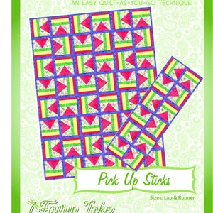 Könnte beinhalten: Ein Quiltmuster namens "Pick Up Sticks" von Fairy Lake Quilt Designs. Das Muster zeigt einen Quiltblock mit einem Farbschema in Rot, Gelb, Grün und Blau. Das Muster ist in den Größen Lap und Runner erhältlich. Das Muster ist Teil der Serie "Fun & Done! Quilting".