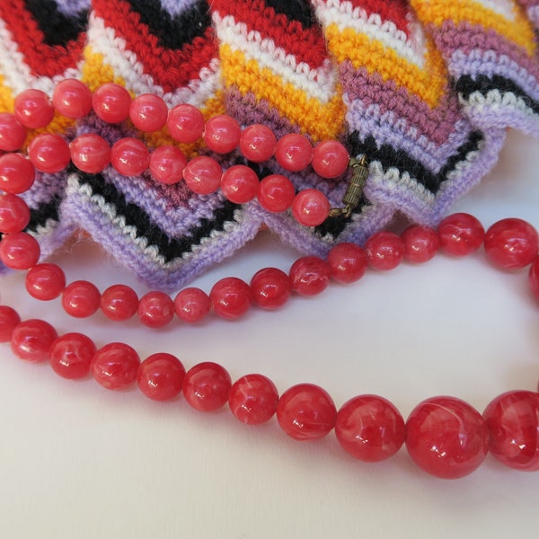 Long collier de perles ancien rouge rose