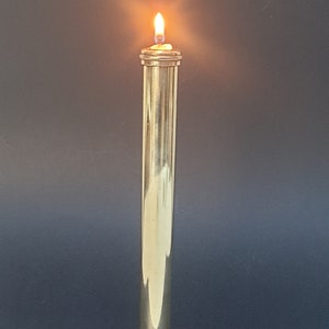 Peut inclure: Un bougeoir en métal doré avec une base en céramique rouge. Le bougeoir a un sommet rond et un corps long et cylindrique. La base a un design décoratif avec de petites bosses rondes.