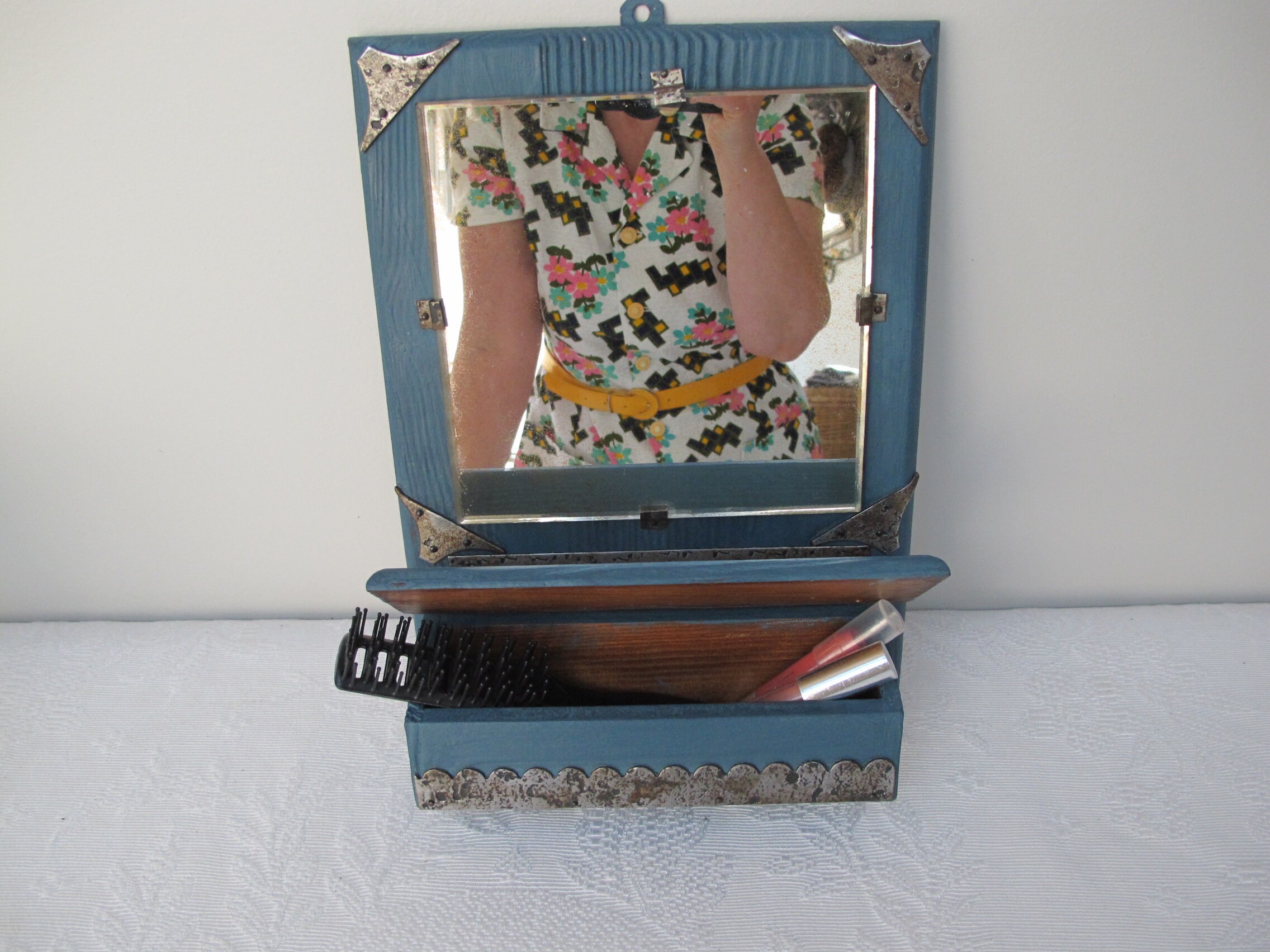 Altes Spiegel mit einem kleinen Aufbewahrungsraum Gehämmerte | Etsy