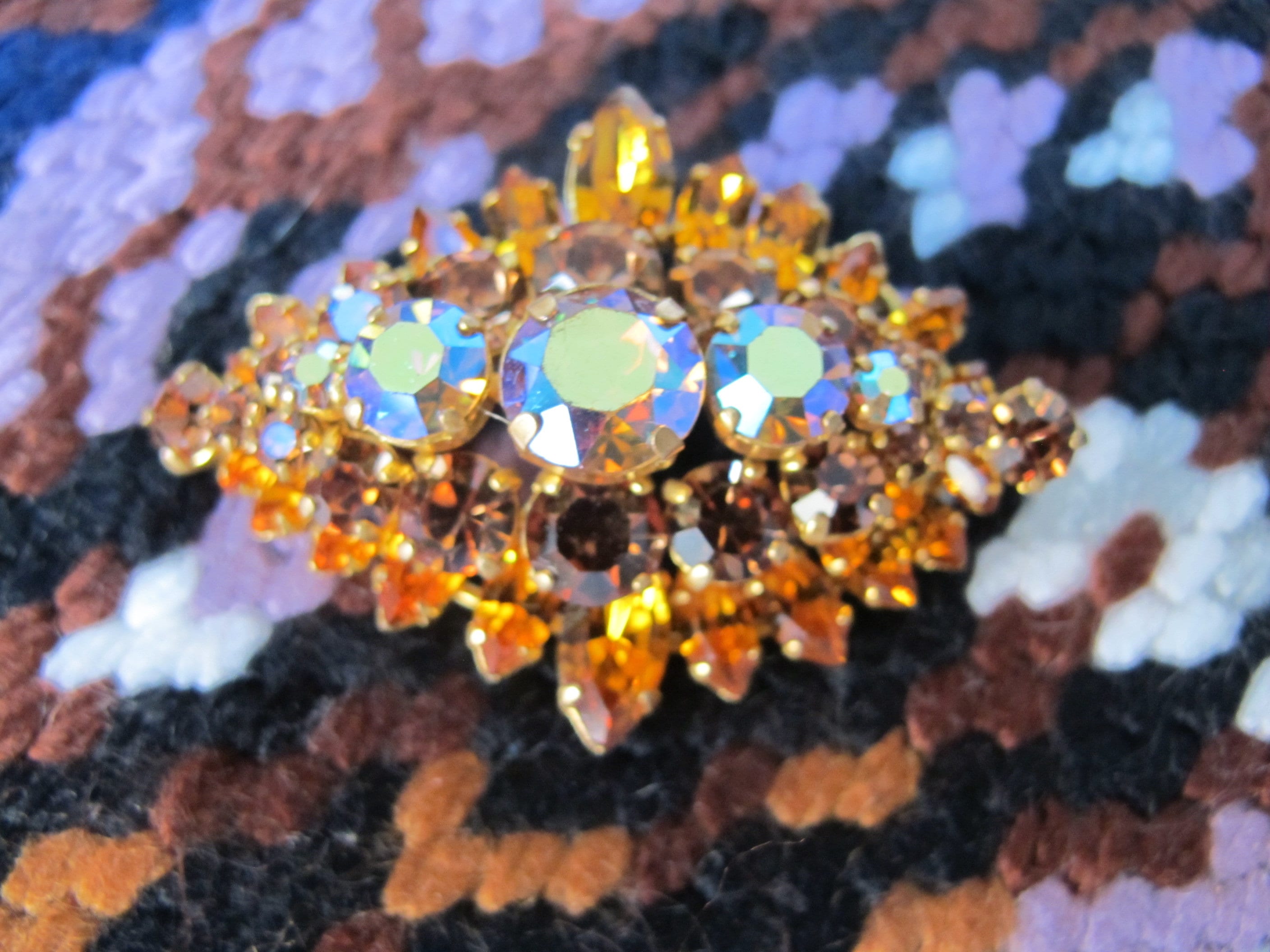 Petite broche vintage dore motif Fleur et strass Ref B539