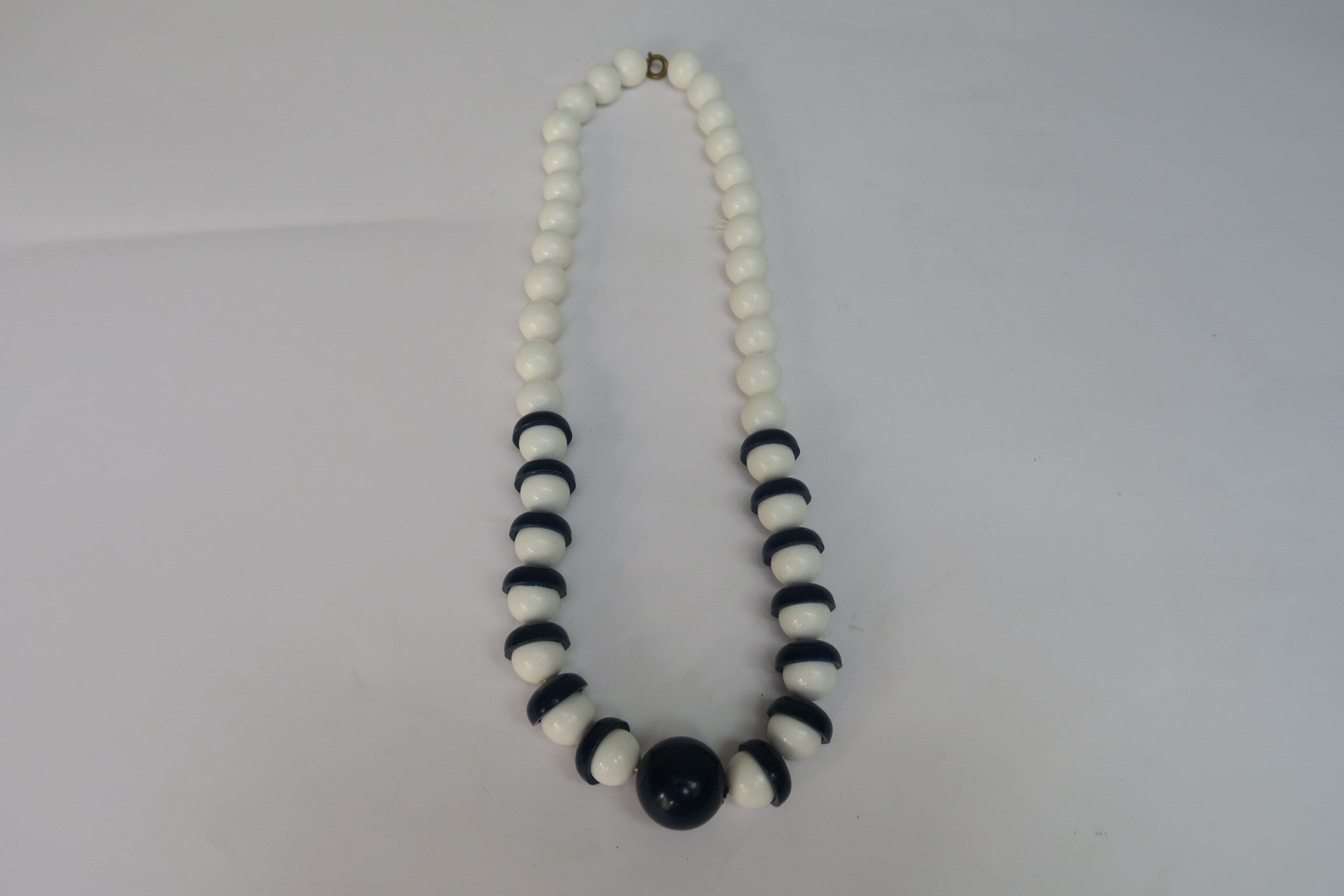 Collier Vintage Années 70 Esprit Marin En Lucite Bleu Blanc Rouge - Longueur 53 Cm, Made In France