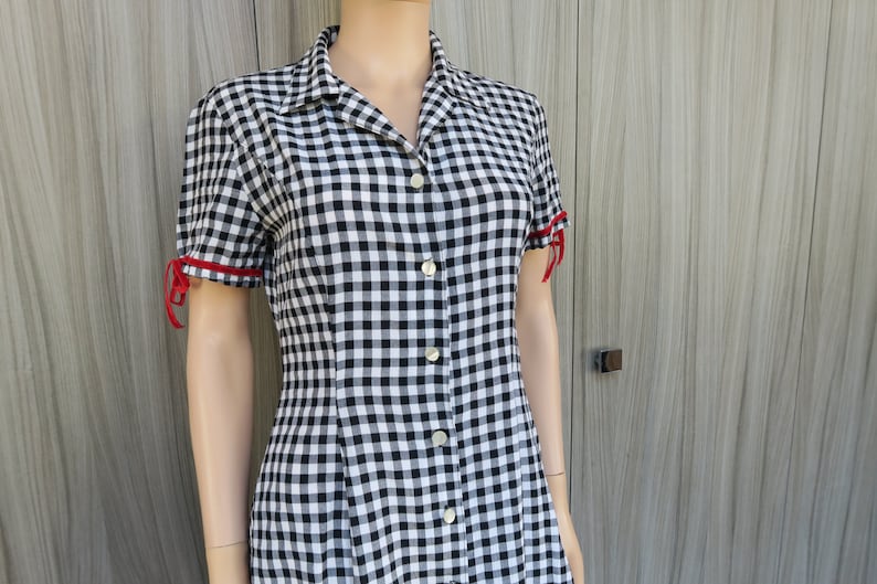 Robe chemise Vichy noir et blanc avec détails rouges, taille S-M image 7