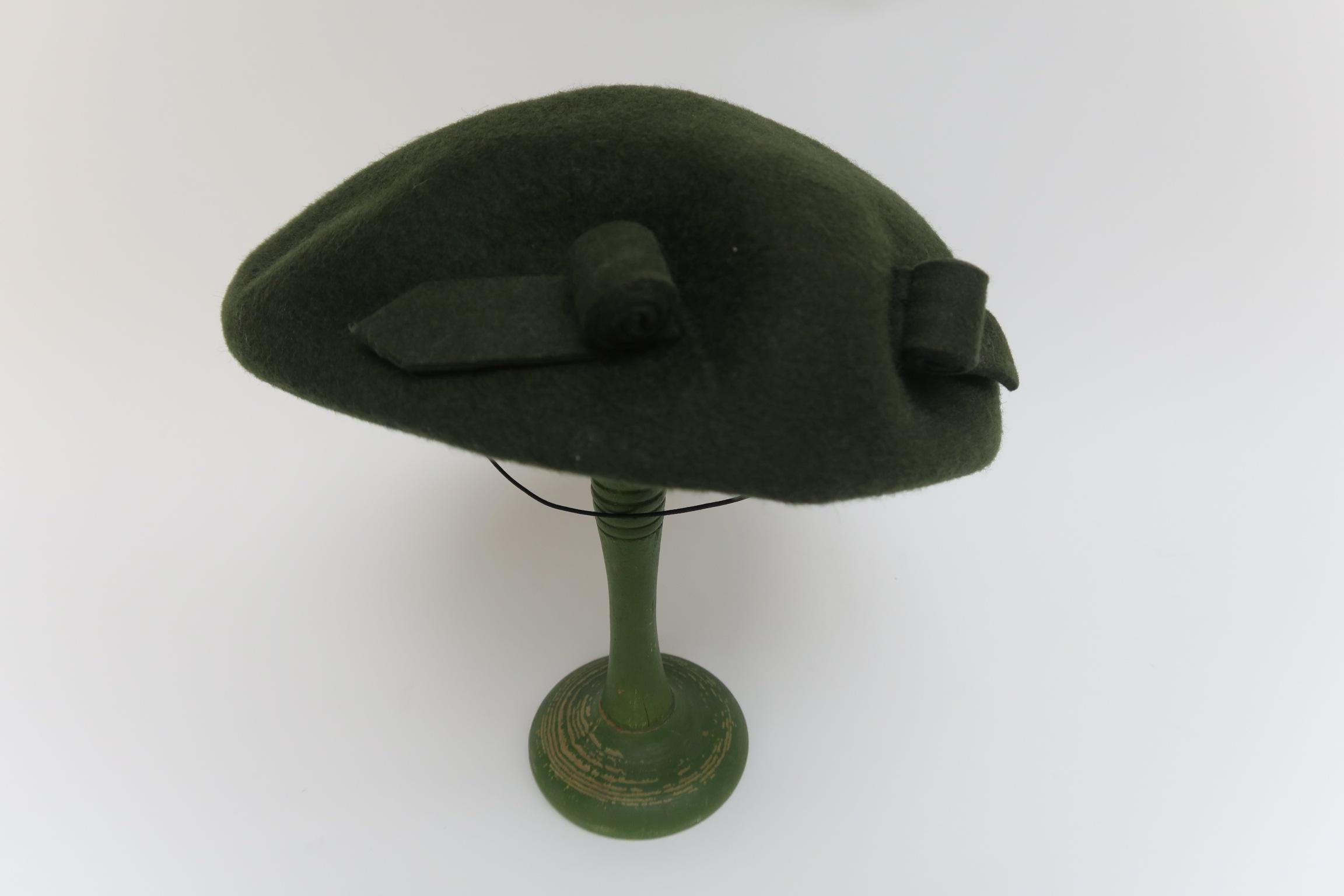 Ladies Classic Wool Feather Beret Fascinator Hat In emerald green RN 88354 Green Emerald Fascinator Woman, Green Wedding Hat, Green  main image 2