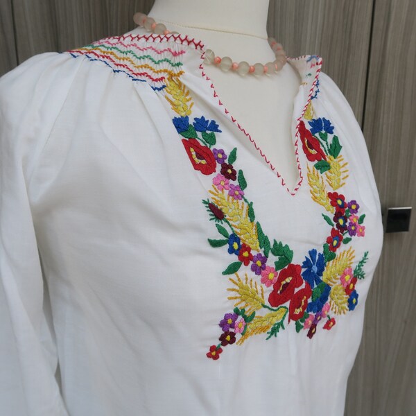 Blouse brodée style mexicaine ou pays de l'est