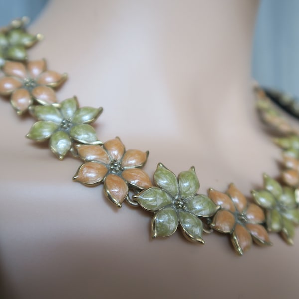 Collier en métal émaillé fleurs corail et vert tendre