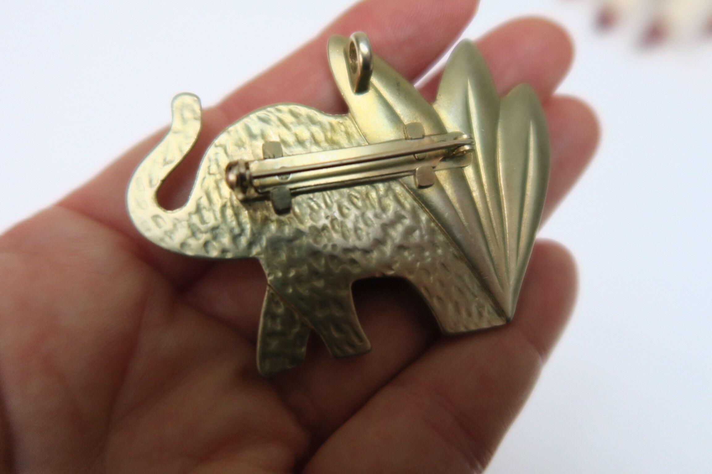 Broche Vintage Éléphant Jungle - Trompe Levée - Métal Doré Et Plastique - Occasion