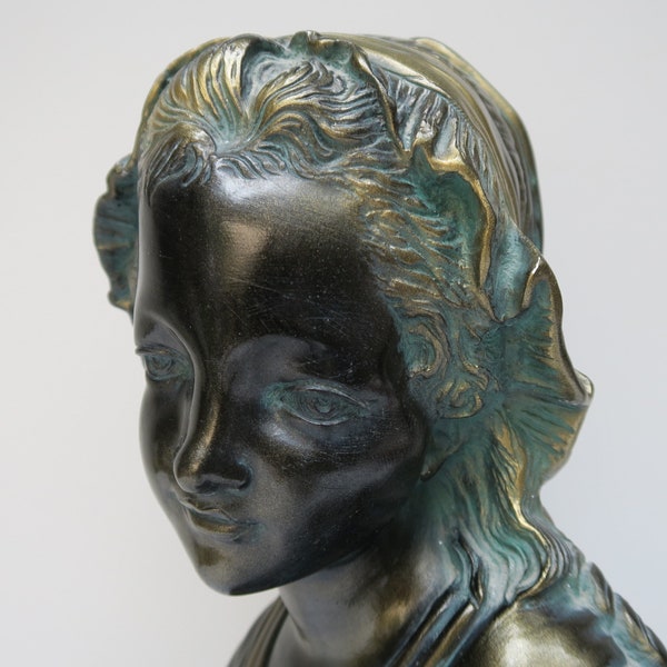 Buste de femme au bonnet en platre aspect bronze