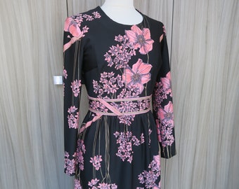 Vintage-Kleid mit rosa Blumen auf schwarzem Hintergrund, Größe 38
