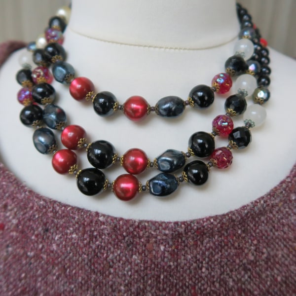 Collier ancien 3 rangs perles en verre avec fermoir bijoux, noir et rouge