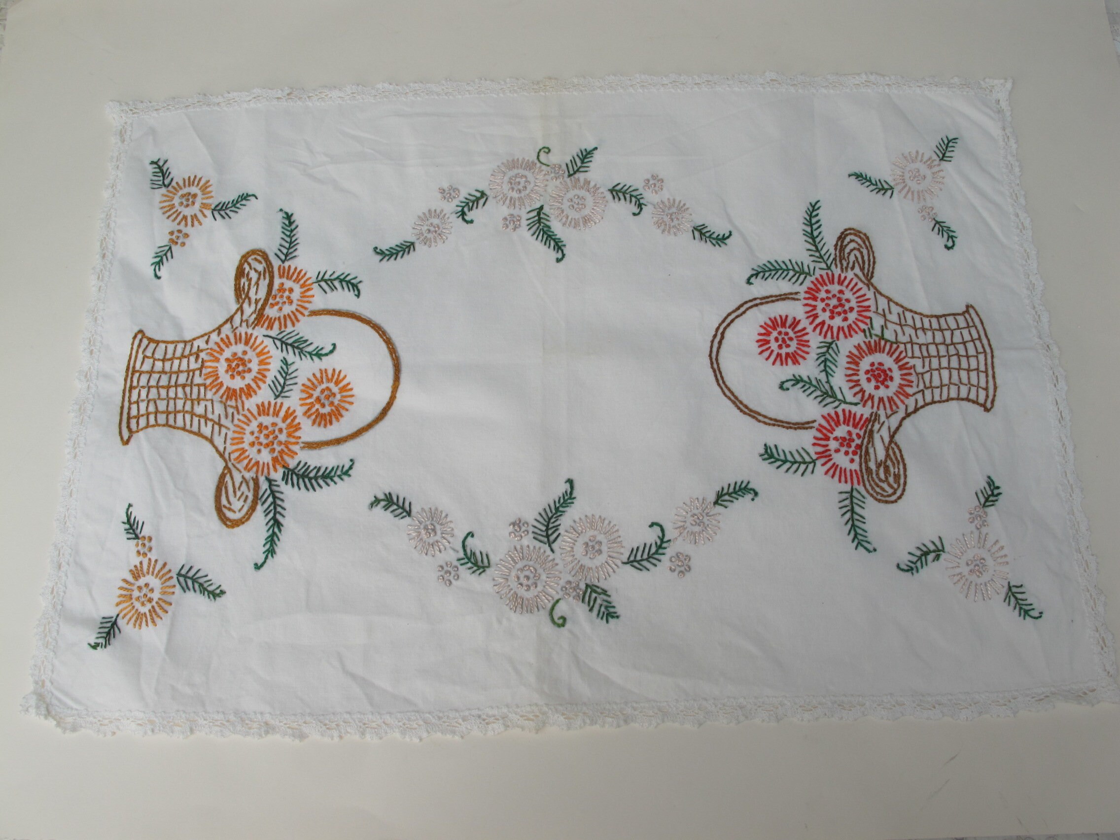 Grand Napperon Ancien Aux Paniers de Fleurs