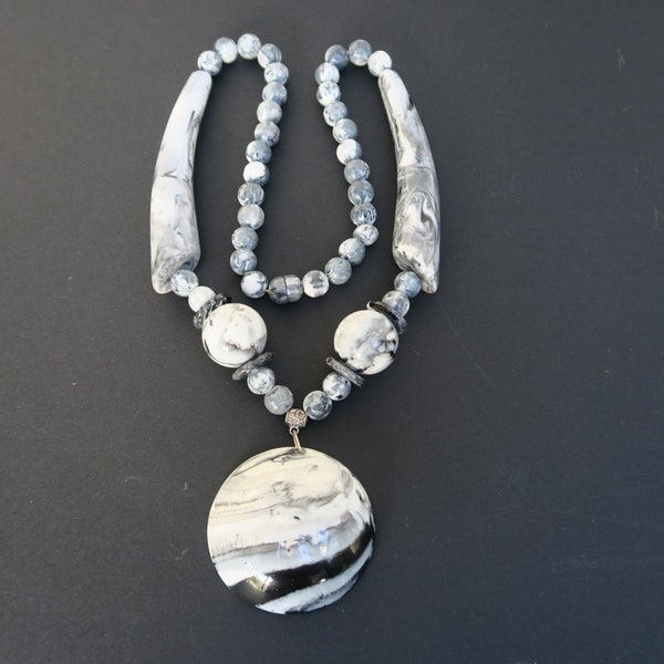 Grand collier sautoir en perles imitation marbre