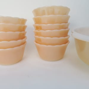 Set consisting of a salad bowl and 11 Termocrisa Fire King cups, made in USA
