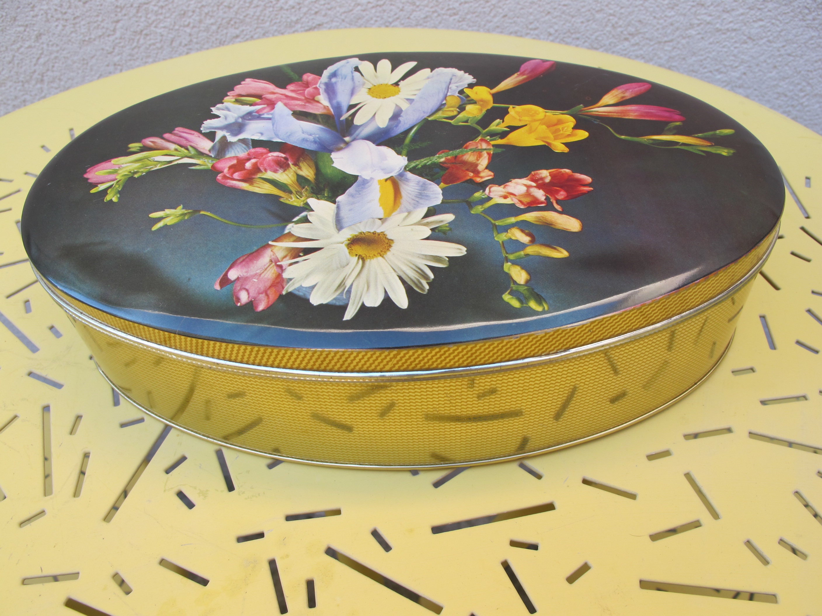 Boite en Métal Ovale à Décor de Fleurs, Ancienne Boite Bonbons Motta, France