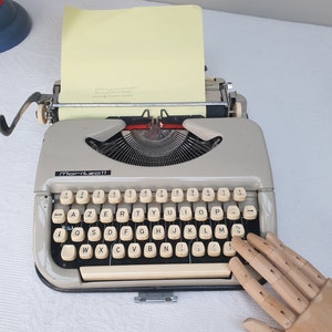 Représentation d'une machine à écrire ancienne, en métal, ambiance vintage,  26cm